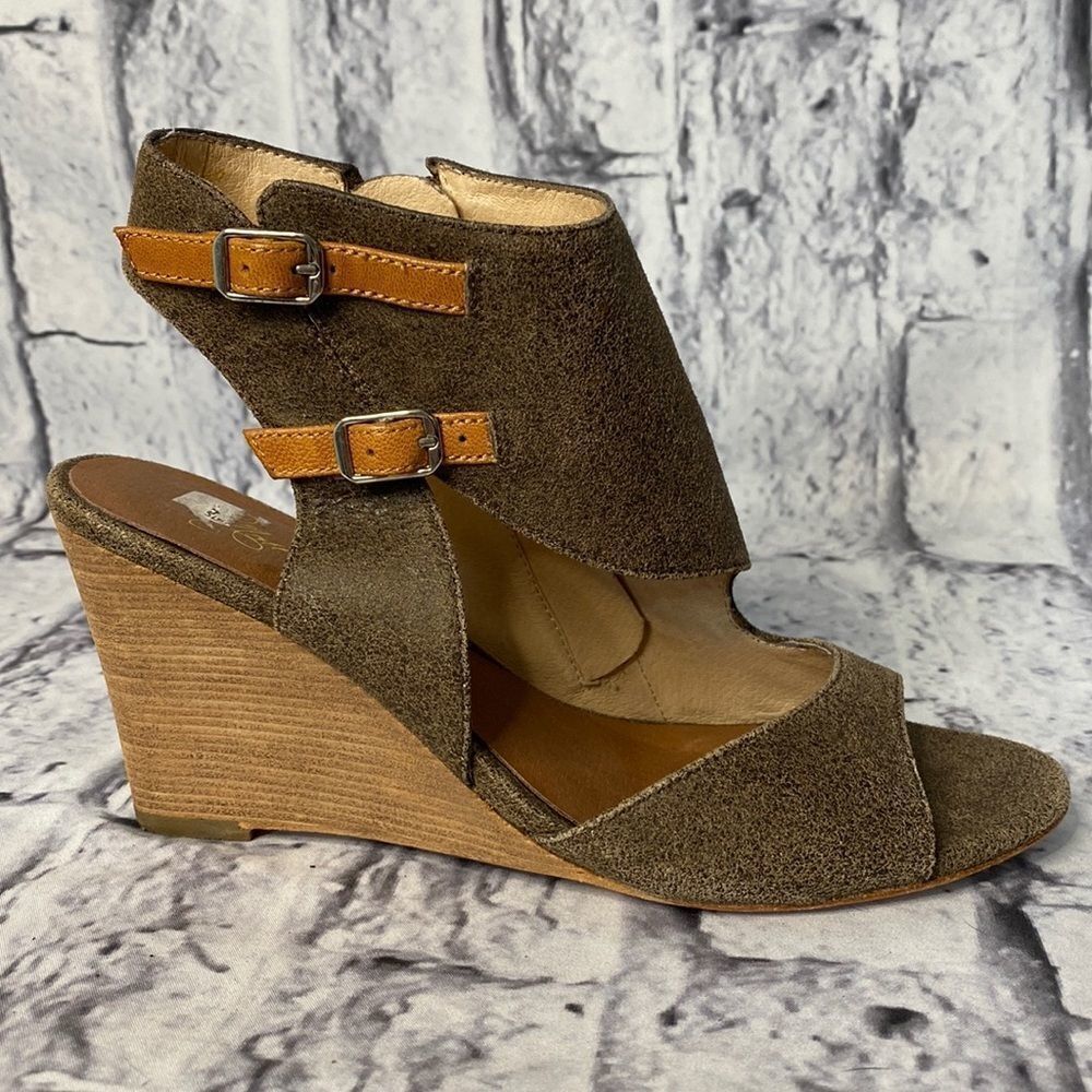 * Matt Bernson taupe suede Abstract sandal wedges